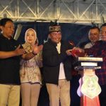 HADIRI : Gubernur Kalimantan Tengah (Kalteng), H. Agustiar Sabran menghadiri sekaligus menyampaikan sekapur sirih pada Malam Puncak Hiburan Rakyat “PESTAFORIA” Hari Jadi ke-219 Kota Kuala Kapuas dan HUT Pemerintah Kabupaten Kapuas ke-74 Tahun 2025, di Stadion Panunjung Tarung, Kuala Kapuas, Rabu (07/05/2025) malam. (foto:ist)