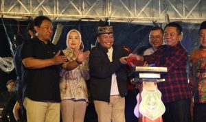 HADIRI : Gubernur Kalimantan Tengah (Kalteng), H. Agustiar Sabran menghadiri sekaligus menyampaikan sekapur sirih pada Malam Puncak Hiburan Rakyat “PESTAFORIA” Hari Jadi ke-219 Kota Kuala Kapuas dan HUT Pemerintah Kabupaten Kapuas ke-74 Tahun 2025, di Stadion Panunjung Tarung, Kuala Kapuas, Rabu (07/05/2025) malam. (foto:ist)