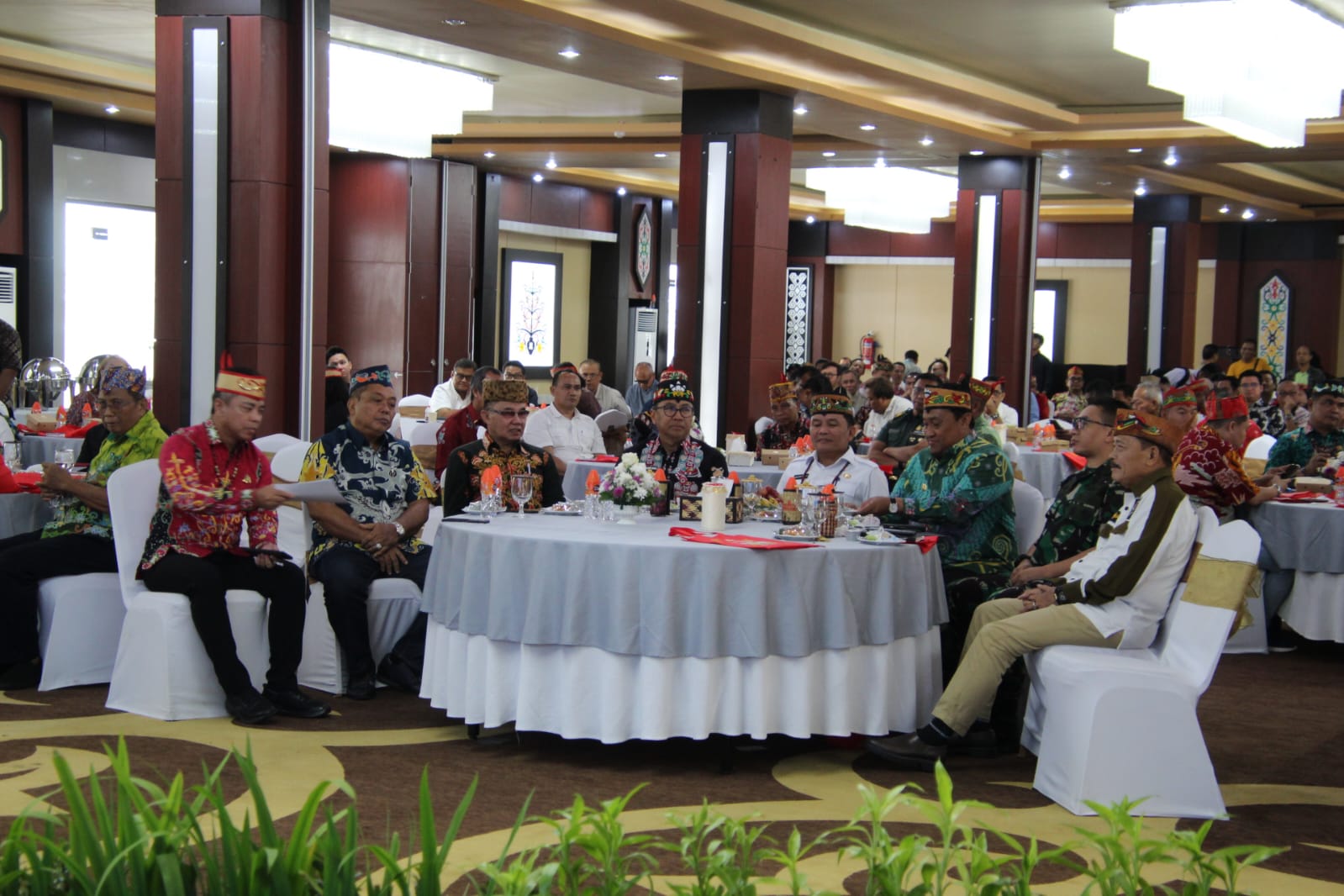 FGD : Gubernur Kalteng, Agustiar Sabran bersama Wakil Gubernur (Wagub) Kalteng H Edy Pratowo buka Focus Group Discussion (FGD) Dewan Adat Dayak (DAD) Kalteng, di Aula Jayang Tingang, Kantor Gubernur Kalteng, Kamis (8/5/2025). (foto:ist)