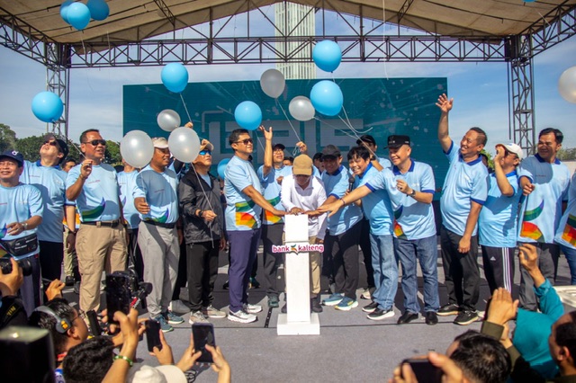 Gubernur Kalteng,Agustiar Sabran pada acara FunWalk yang sekaligus menjadi momen Grand Launching Fitur QRIS pada Betang Mobile Bank Kalteng, yang digelar di Bundaran Besar Palangka Raya, Sabtu (17/05/2025).