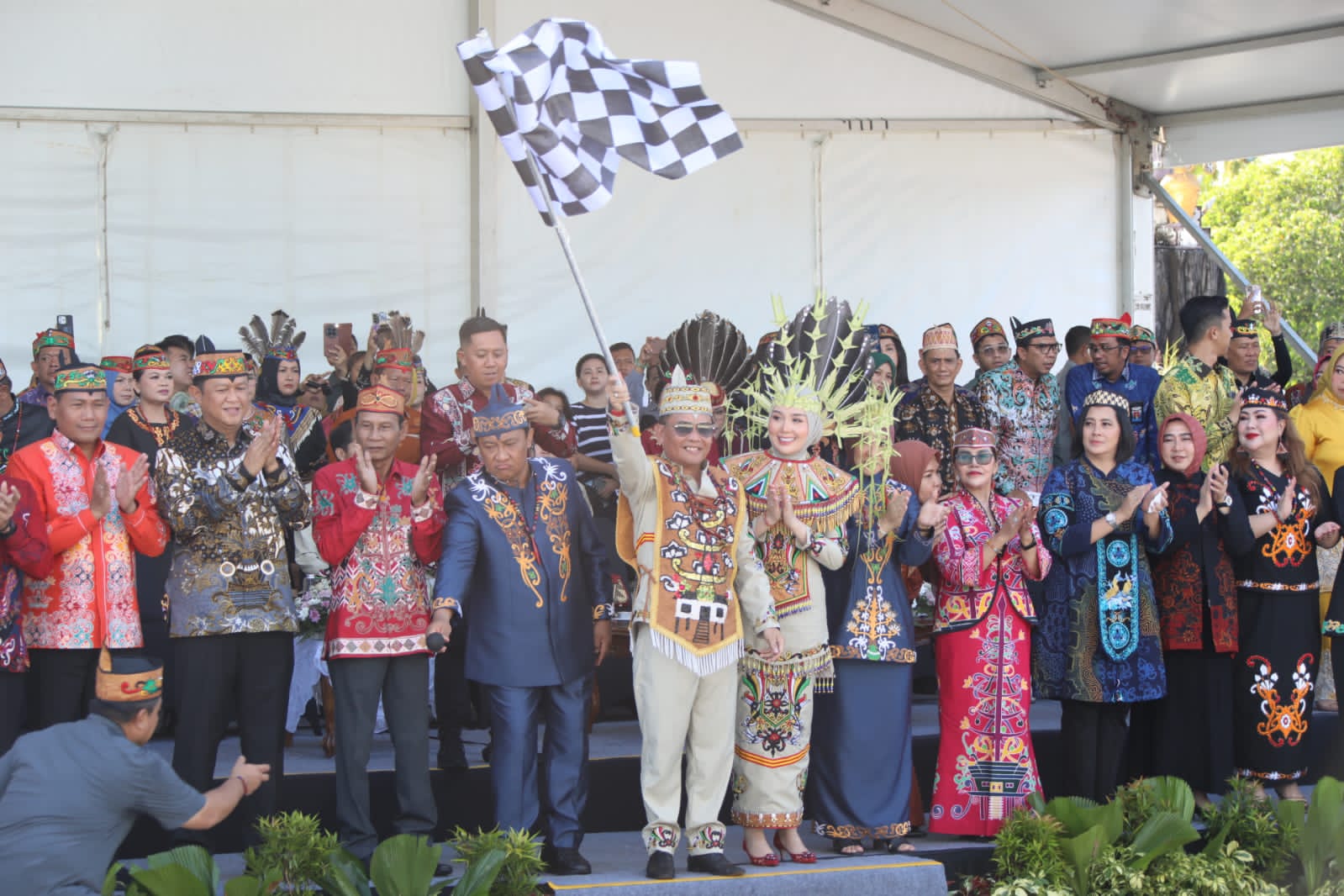Gubernur Kalteng Agustiar Sabran lepas peserta Karnaval Budaya Festival Budaya Isen Mulang (FBIM) Tahun 2025, di Bundaran Besar Palangka Raya, Minggu (18/5/2025). 