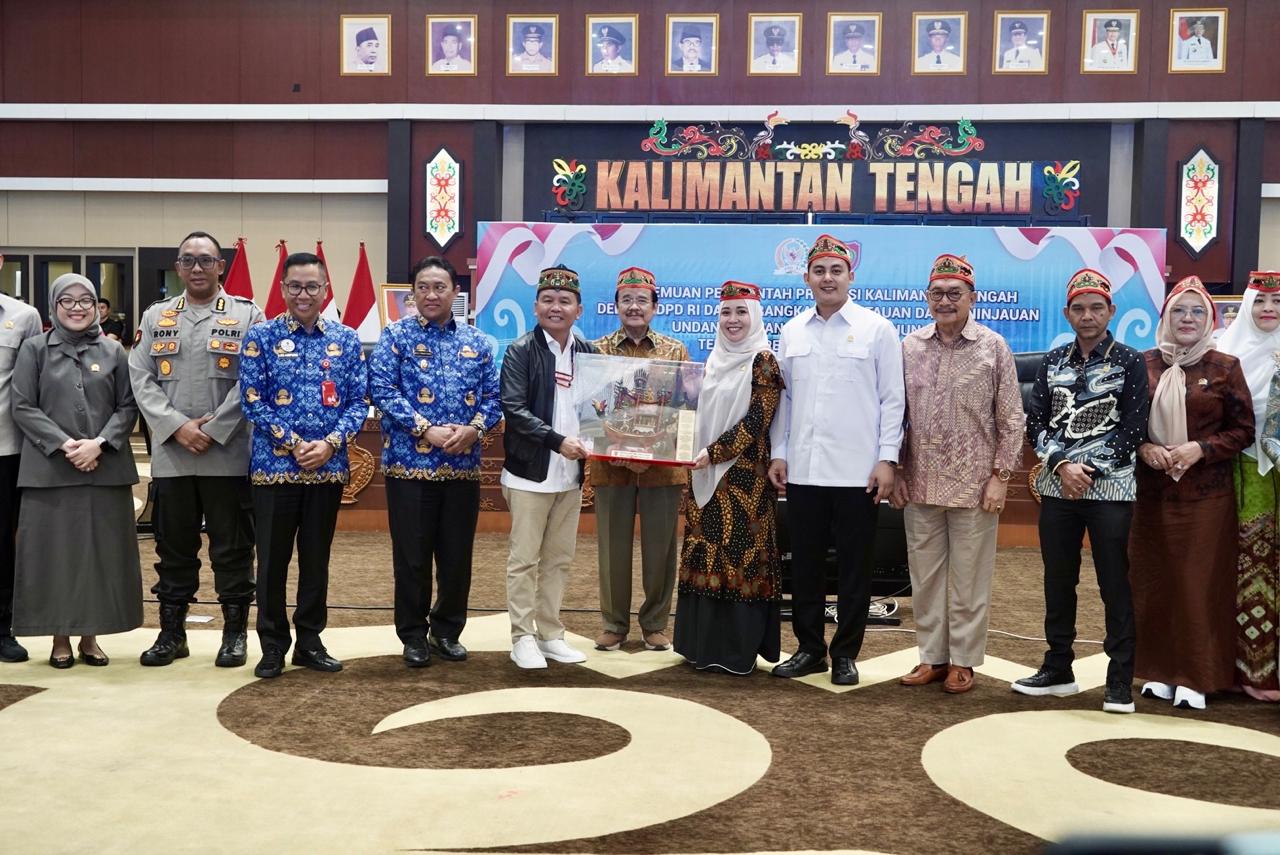 Pemerintah Provinsi Kalimantan Tengah menggelar pertemuan bersama Dewan Perwakilan Daerah (DPD) RI yang dilaksanakan di Aula Jayang Tingang, Lantai II Kantor Gubernur Kalteng, Senin (19/5/2025).