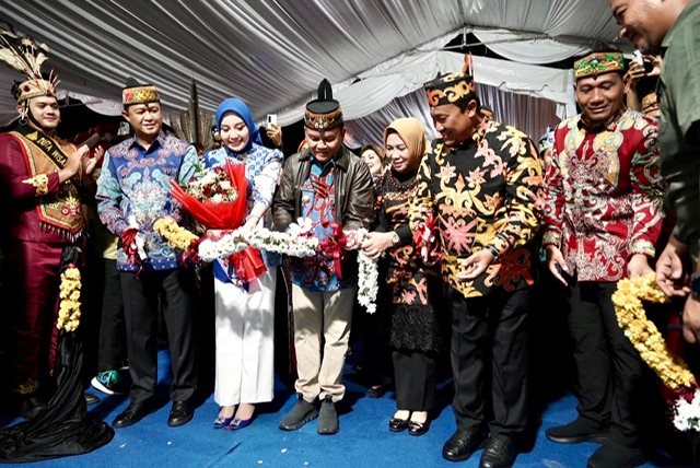 Gubernur Kalimantan Tengah (Kalteng), H. Agustiar Sabran didampingi Ketua TP-PKK Prov. Kalteng Aisyah Thisia Agustiar Sabran bersama Wakil Gubernur Kalteng H. Edy Pratowo dan Unsur Forkopimda Prov. Kalteng membuka secara resmi Kalteng Expo Tahun 2025, bertempat di Halaman Gor Indor Serbaguna Palangka Raya, Minggu (18/05/2025) malam