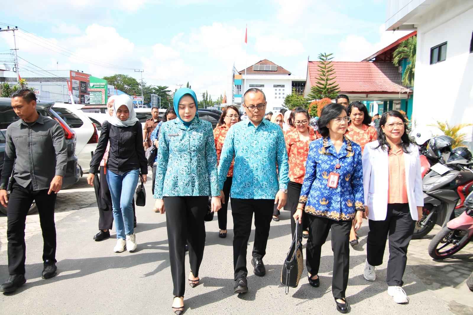 Ketua Tim Penggerak dan Pemberdayaan Kesejahteraan Keluarga (TP-PKK) Provinsi Kalimantan Tengah (Kalteng), Aisyah Thisia Agustiar Sabran meninjau secara langsung kegiatan Bakti Sosial Layanan USG Kehamilan dan Mamografi bagi masyarakat tidak mampu yang digelar di Lobi Administrasi LT. I Gedung Kantor RSUD dr. Doris Sylvanus, Senin (19/05/2025).