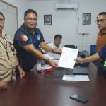 Christian Sancho sebagai perwakilan PT Putra Borneo Mandiri (PBM), saat menyerahkan surat pemberitahuan kepada perwakilan PT Global Bara Mandiri (GBM) di kantor setempat (Foto : Nopri)