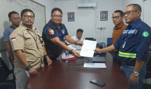 Christian Sancho sebagai perwakilan PT Putra Borneo Mandiri (PBM), saat menyerahkan surat pemberitahuan kepada perwakilan PT Global Bara Mandiri (GBM) di kantor setempat (Foto : Nopri)