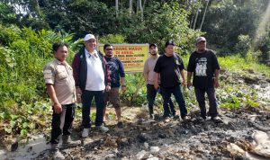 Foto bersama setelah pemasangan plang imbauan (Foto : Nopri)