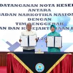 Ketua Umum Tim Penggerak Pemberdayaan dan Kesejahteraan Keluarga (TP PKK) Tri Tito Karnavian menandatangani Nota Kesepahaman atau Memorandum of Understanding (MoU) dengan Kepala Badan Narkotika Nasional (BNN) Komisaris Jenderal Polisi Marthinus Hukom. Kerja sama tersebut mencakup upaya kedua belah pihak dalam mencegah penyebaran dan penyalahgunaan narkoba. Kegiatan ini berlangsung di Ruang Rapat Kantor BNN, Jakarta, Rabu (21/5/2025).