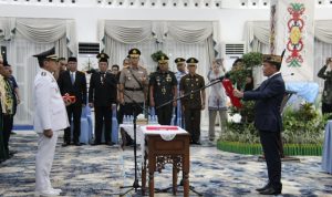 PELANTIKAN : Gubernur Kalteng, H. Agustiar Sabran saat melantik dan mengambil sumpah Indra Gunawan sebagai Pj. Bupati Barito Utara, di Rumah Jabatan Gubernur Kalteng, Kamis (29/5) 2025).