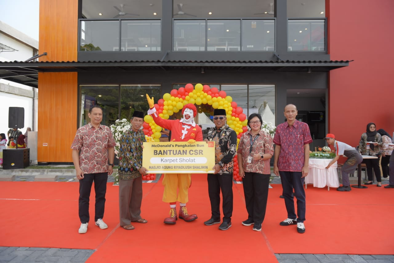 DONASI : Selain mengundang anak-anak yatim, McDonald’s Pangkalan Bun juga memberikan donasi berupa karpet salat untuk Masjid Agung Riyadhus Shalihin dalam rangka pembukaannya. (foto:ist)