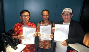 KESEPAKATAN : Ketua Umum PWI hasil Kongres Bandung, Hendry Ch Bangun (Kiri), dan Ketua Umum PWI hasil Kongres Luar Biasa, Zulmansyah Sekedang (kanan) bersama anggota dewan pers, Dahlan Dahi saat menunjukan kesepakatan, di Jakarta, Jumat (16/5/2025). (foto:ist)