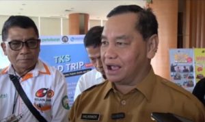 WAWANCARA : Bupati Kotim, Halikinoor saat diwawancarai wartawan. (foto:ist)