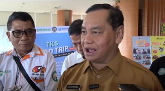 WAWANCARA : Bupati Kotim, Halikinoor saat diwawancarai wartawan. (foto:ist)