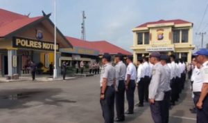 ARAHAN : Kapolres Kotim, AKBP Rezky Maulana Zulkarnain saat memberikan arahan kepada anggota. (foto:ist)