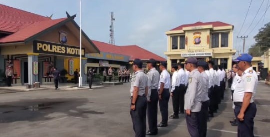 ARAHAN : Kapolres Kotim, AKBP Rezky Maulana Zulkarnain saat memberikan arahan kepada anggota. (foto:ist)