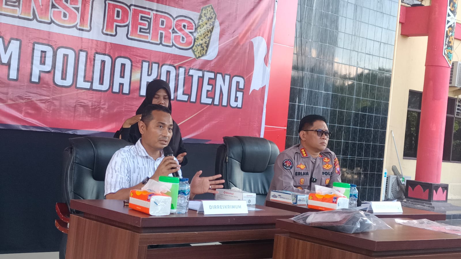 Kabid Humas Polda Kalteng (kanan) saat mennggelar konferensi pers.