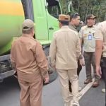 DAMPINGI : Kepala Dinas (kadis) PUPR Kalteng, Juni Gultom mendampingi Gubernur Kalteng, Agustiar Sabran saat melakukan sidak di ruas Jalan Palangka Raya-Kuala Kurun, Selasa (27/5/2025). (foto:screnshoot)