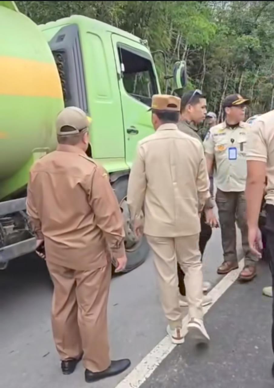 DAMPINGI : Kepala Dinas (kadis) PUPR Kalteng, Juni Gultom mendampingi Gubernur Kalteng, Agustiar Sabran saat melakukan sidak di ruas Jalan Palangka Raya-Kuala Kurun, Selasa (27/5/2025). (foto:screnshoot)
