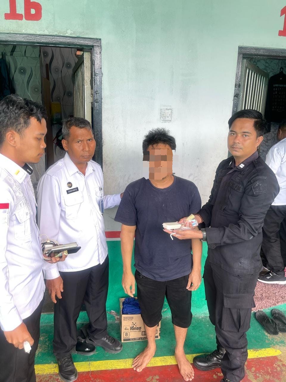 SIMPAN SABU : Plt Ka Rutan Palangka Raya, Sugiyanto saat mendapati WBP menyimpan narkoba, di Rutan Palangka Raya, Rabu (30/4/2025). (foto:ist)