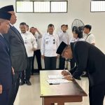 PELANTIKAN : Kepala Kantor Wilayah (Kakanwil) Direktorat Jenderal Pemasyarakatan (Ditjenpas) Kalimantan Tengah (Kalteng), I Putu Murdiana saat menandatangani surat pelantikan Kepala Bapas Kelas I Palangka Raya, di Aula Kantor Ditjenpas Kalteng, Kamis (8/5/2025). (ardi)
