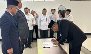 PELANTIKAN : Kepala Kantor Wilayah (Kakanwil) Direktorat Jenderal Pemasyarakatan (Ditjenpas) Kalimantan Tengah (Kalteng), I Putu Murdiana saat menandatangani surat pelantikan Kepala Bapas Kelas I Palangka Raya, di Aula Kantor Ditjenpas Kalteng, Kamis (8/5/2025). (ardi)