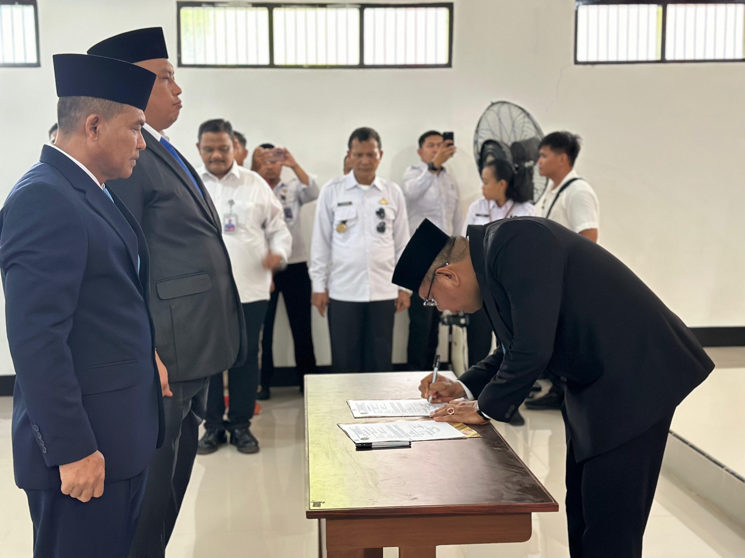 PELANTIKAN : Kepala Kantor Wilayah (Kakanwil) Direktorat Jenderal Pemasyarakatan (Ditjenpas) Kalimantan Tengah (Kalteng), I Putu Murdiana saat menandatangani surat pelantikan Kepala Bapas Kelas I Palangka Raya, di Aula Kantor Ditjenpas Kalteng, Kamis (8/5/2025). (ardi)