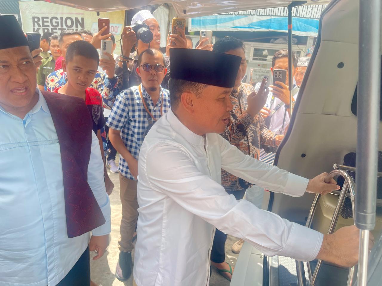 Gubernur Kalteng, Agustiar Sabran saat mengecek Mobil Jenazah