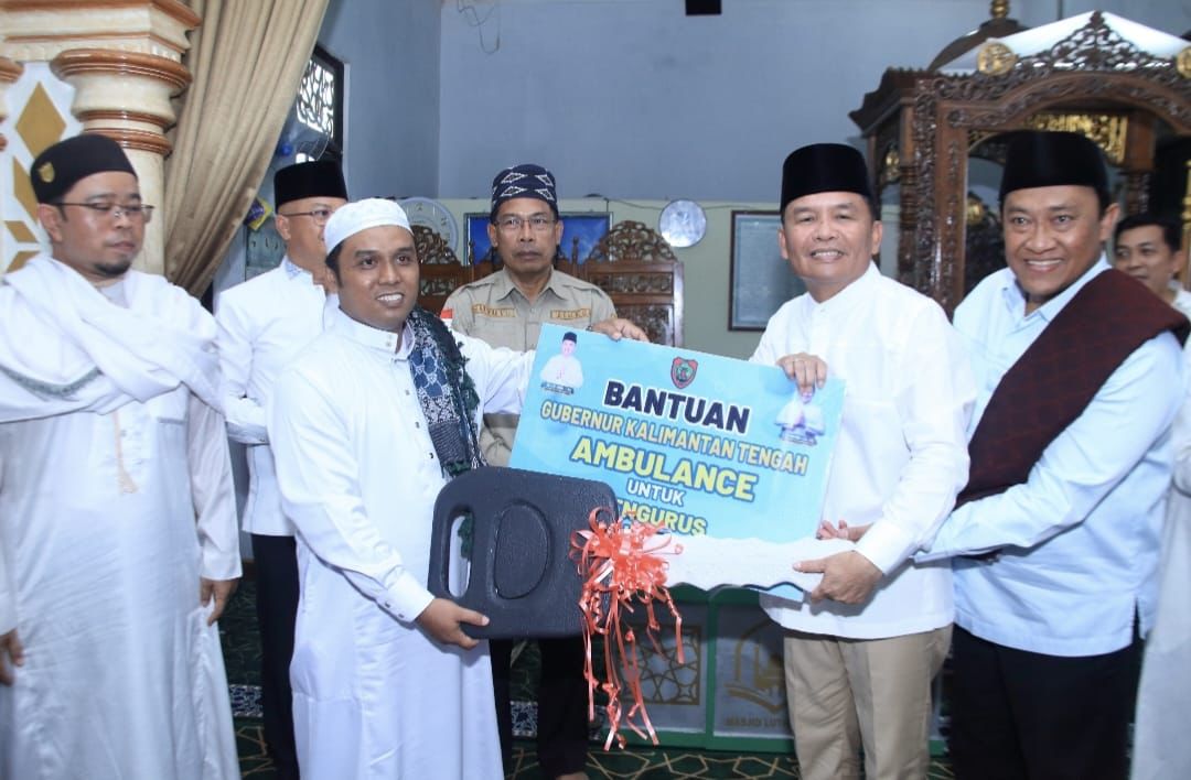 SIMBOLIS : Gubernur Kalteng, H Agustiar Sabran, bersama Wakil Gubernur kalteng, H Edy Pratowo, menyerahkan dan melihat langsung mobil jenazah dan mobil ambulan, bantuan Pemprov untuk masyarakat, di wilayah komplek Puntun, Rindang Bantuan, sekaligus melaksanakan safari Jumat di Mesjid Luthfillah, Jumat (16/5/2025). (foto:ist)