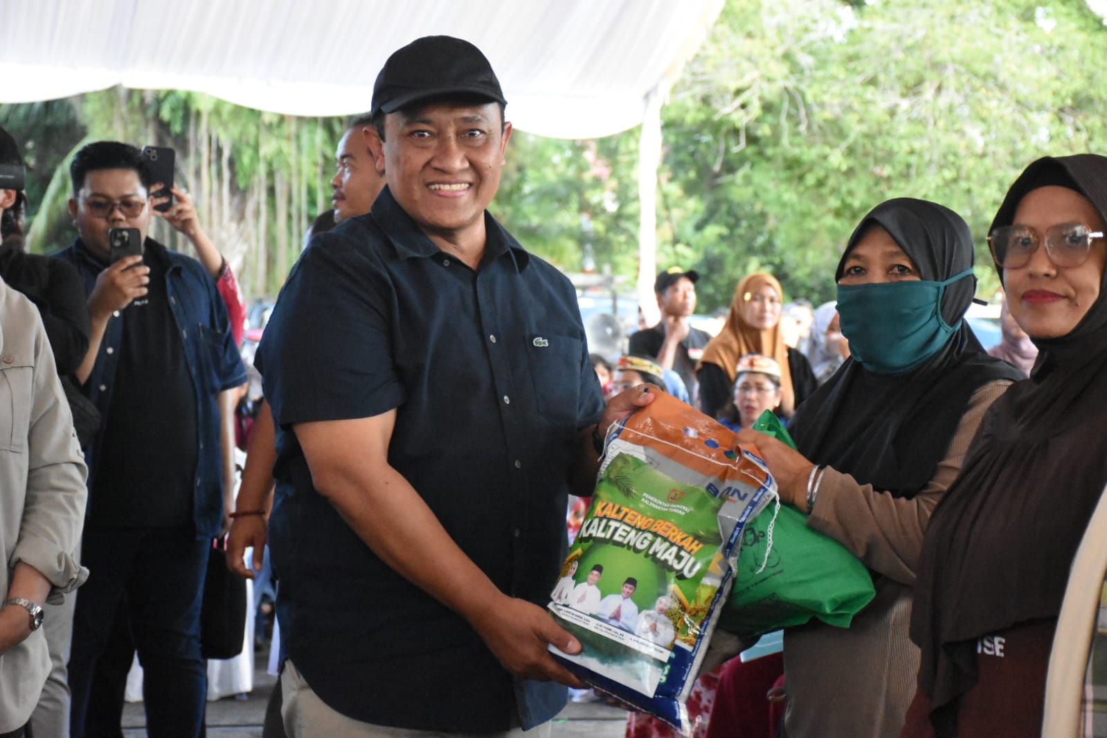 Wakil Gubernur Kalimantan Tengah Edy Pratowo membuka pasar murah dalam rangka pengendalian inflasi sekaligus rasa syukur pemerintah Provinsi Kalimantan Tengah pada peringatan Hari Jadi Ke – 68 yang jatuh pada tanggal 23 Mei 2025.