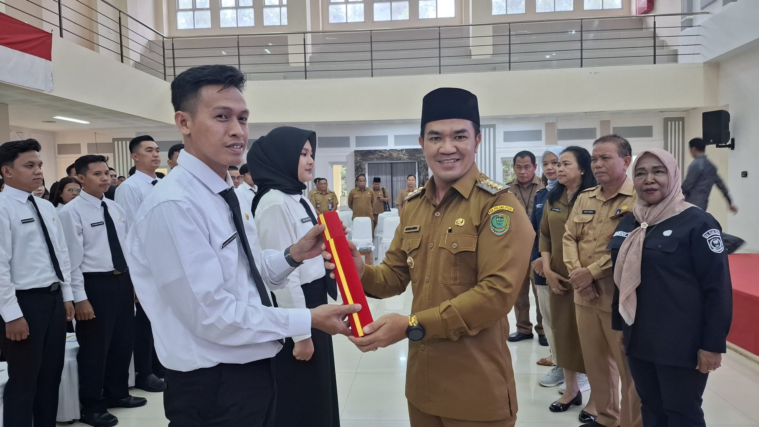 PEMBEKALAN : Bupati Pulang Pisau, H Ahmad Rifa'i secara resmi membuka kegiatan Pembekalan CPNS Formasi Tahun 2024 di lingkungan Pemerintah Kabupaten Pulang Pisau, di Aula Banama Tentang Kantor Bupati Pulang Pisau, Selasa (27/5/2025). (foto:James)