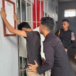 PENGGELEDAHAN: Petugas Lapas Kelas II A Palangka Raya saat melakukan penggeledahan terhadap Warga Binaan Pemasyarakatan.
