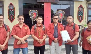 Ketua DPD ARUN Kalteng, Apriel H. Napitupulu, SH (tiga dari kanan) bersama rekannya seusai mendatangi Direskrimum Polda Kalteng, Rabu (28/5/2025). (Foto: Ardi)