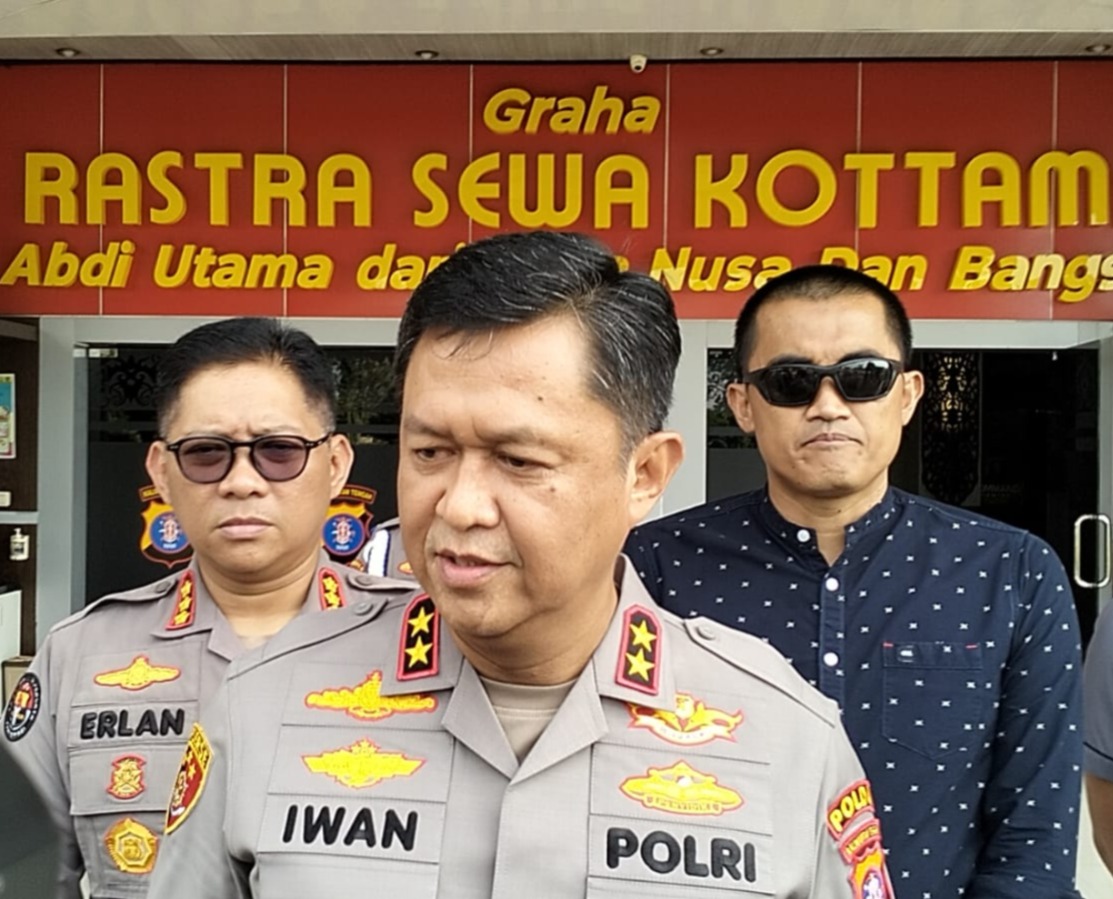 WAWANCARA : Kapolda Kalteng, Irjen Iwan Kurniawan didampingi Kabid Humas, Kombes Erlan saat diwawancarai wartawan, di Polda Kalteng, Jumat (2/5/2025). (foto:ist)