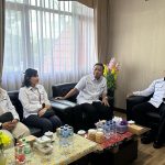 Kepala Kantor Wilayah (Kakanwil) Direktorat Jenderal Pemasyarakatan (Ditjenpas) Kalimantan Tengah didampingi Pejabat Administrator menerima audiensi dari General Manager Garuda Indonesia Palangka Raya, Senin (19/5/2025), di ruang kerja Kakanwil.