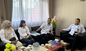 Kepala Kantor Wilayah (Kakanwil) Direktorat Jenderal Pemasyarakatan (Ditjenpas) Kalimantan Tengah didampingi Pejabat Administrator menerima audiensi dari General Manager Garuda Indonesia Palangka Raya, Senin (19/5/2025), di ruang kerja Kakanwil.