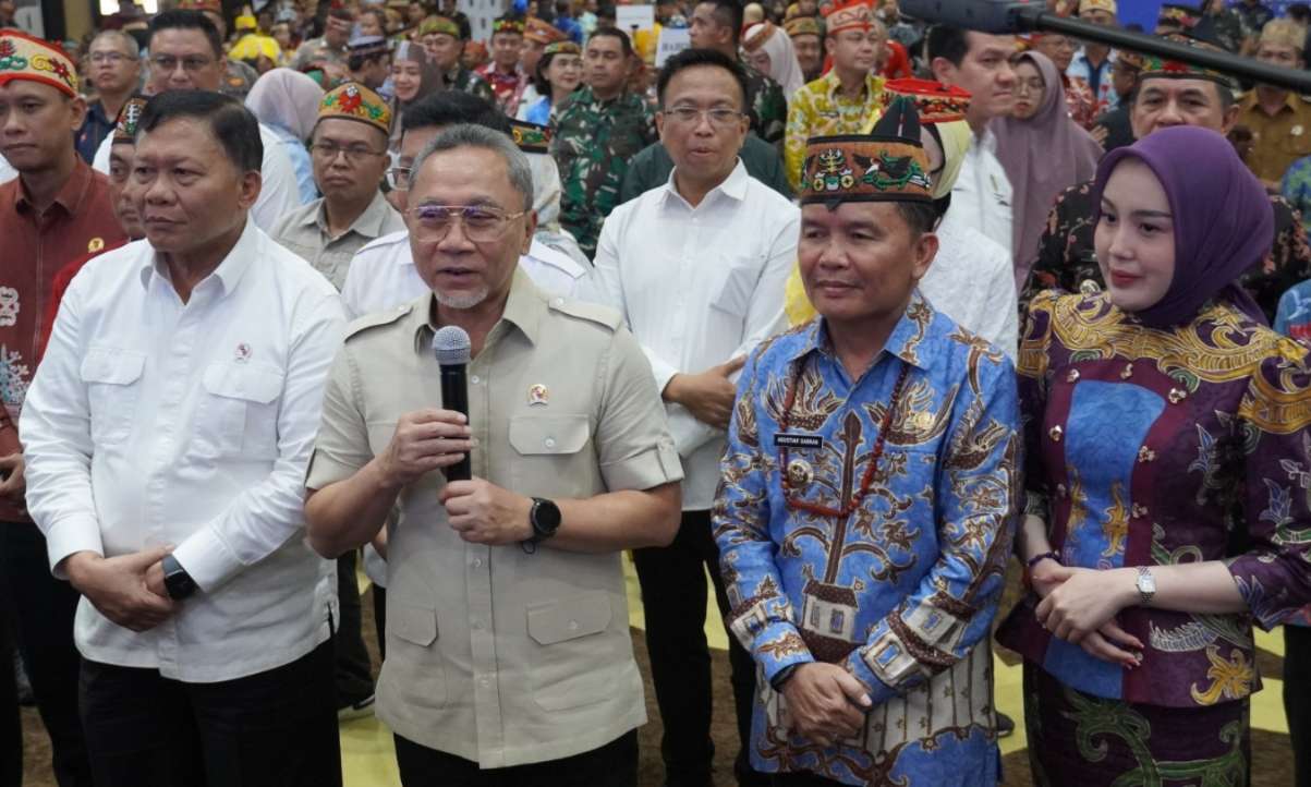 WAWANCARA : Menko Pangan RI, Zulkifli Hasan didampingi Gubernur Kalteng, Agustiar Sabran dan Ketua TP-PKK Kalteng, Aisyah Thisia Agustiar Sabran saat diwawancarai wartawan Terkait Kopdeslur Merah Putih, di Aula Jayang Tingang, Kamis (22/5/2025).