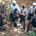 Proses pengambilan sampel lingkungan di area operasional PT MUTU (Foto : Ist)