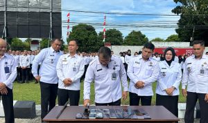 PEMUSNAHAN : Kakanwil Ditjenpas Kalteng, I Putu Murdiana saat memusnahkan barang bukti hasil sitaan di dalam Pemasyarakatan, Senin (2/6/2025). (foto:kanwil Ditjenpas)