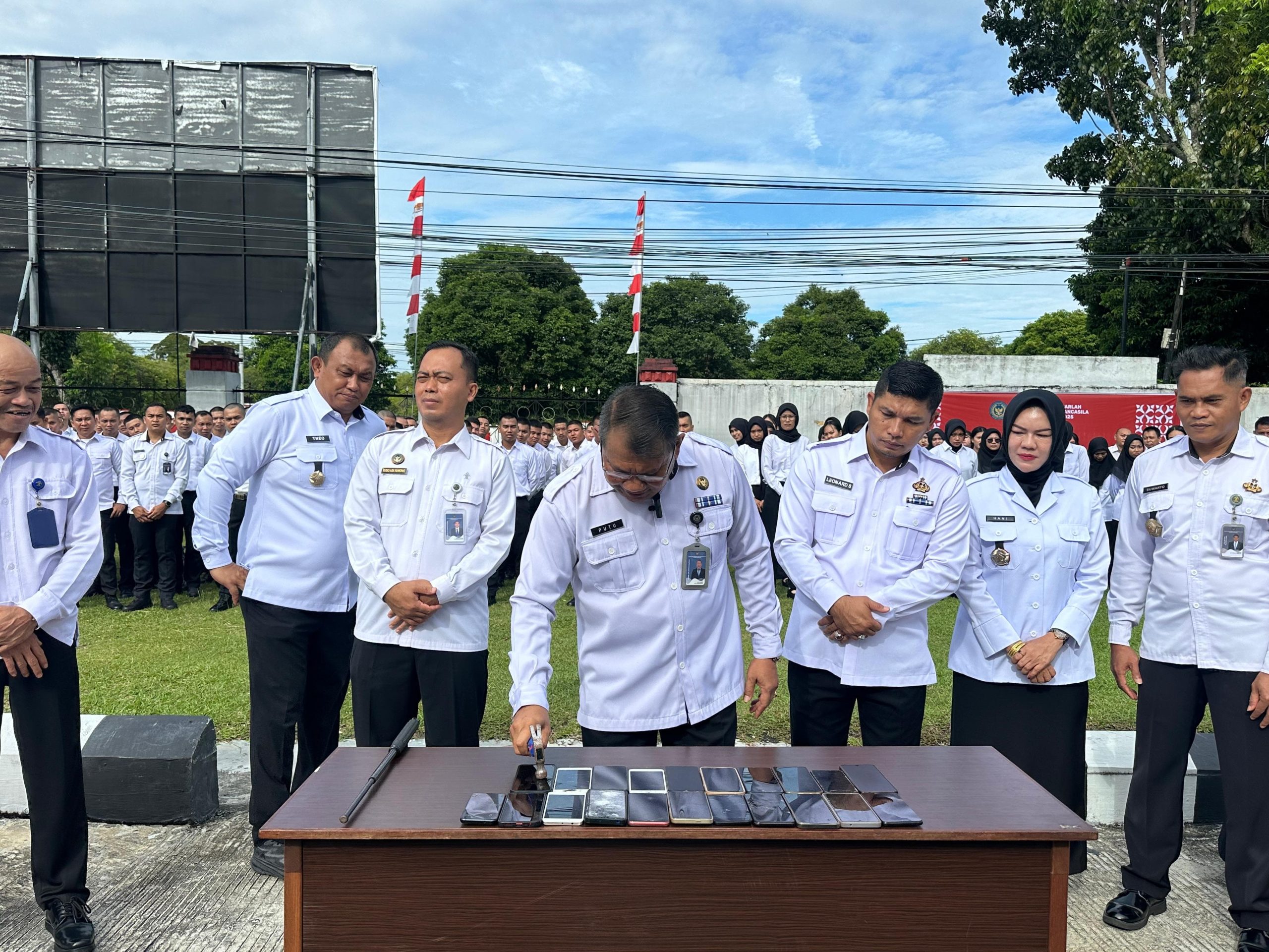 PEMUSNAHAN : Kakanwil Ditjenpas Kalteng, I Putu Murdiana saat memusnahkan barang bukti hasil sitaan di dalam Pemasyarakatan, Senin (2/6/2025). (foto:kanwil Ditjenpas)