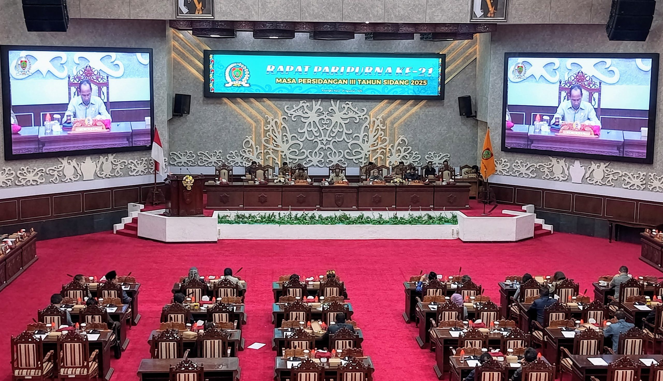 Suasana rapat paripurna di DPRD Provinsi Kalteng (Foto : Wiyandri)