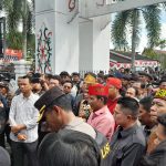 Suasana demo di depan Gebung DPRD Kalteng (Foto : Nopri)