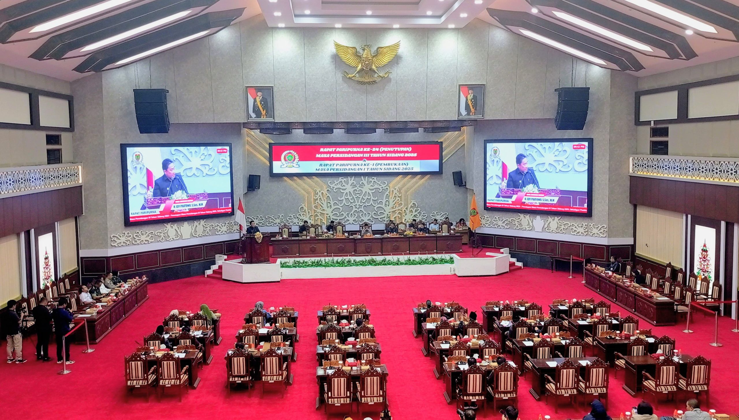 Suasana rapat paripurna ke-24 tahun sidang 2025 di ruang rapat paripurna DPRD Kalteng (Foto : Wiyandri)
