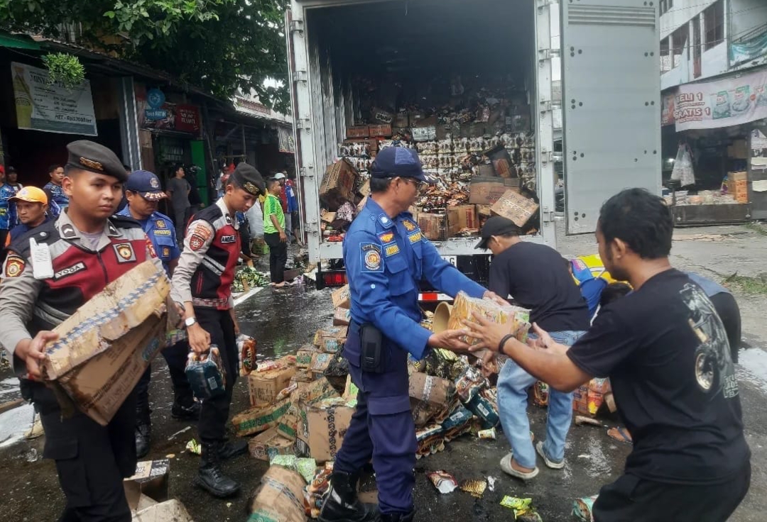 Mobil box bermuatan makanan ringan terbakar diduga akibat korsleting listrik di Jalan Batam, Kelurahan Pahandut, Kota Palangka Raya (Foto : Ist)