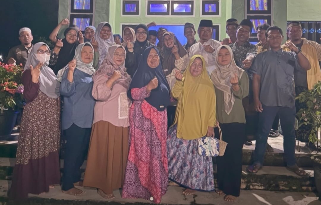 Wakil Ketua I DPRD Kalteng, Riska Agustin, saat foto bersama dengan warga setelah reses di Desa Pangkalan Satu (Foto : Ist)