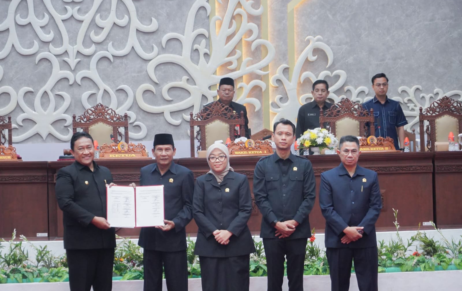Foto bersama setelah penandatanganan Berita Acara Persetujuan Bersama Nota Keuangan Raperda APBD 2026 di Ruang Rapat Paripurna DPRD Kalteng (Foto : Ist)