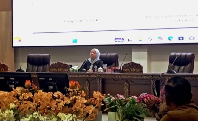Wakil Ketua II DPRD Barito Utara, Henny Rosgiaty Rusli saat memimpin RDP (Foto : Ist)