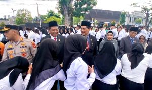 Ketua DPRD Barito Utara, Mery Rukaini, bersama Bupati, Shalahuddin, Wakil Bupati, Felix SY Tingan, dan Sekda, Muhlis, membeikan ucapan selamat kepada PPPK yang menerima SK (Foto : Ist)