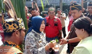 Prosesi adat Dayak Potong Hompong di halaman Kantor Kejaksaan Negeri Barito Utara (Foto : Ist)