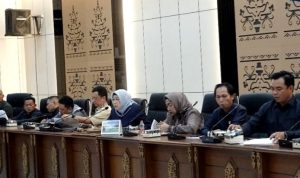 Suasana rapat di Ruang Rapat DPRD Barito Utara (Foto : Ist)