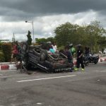 IMG_20251125_210000_181 Sebuah mobil pick up berwarna hitam dengan nomor polisi KH 8677 AW mengalami kecelakaan tunggal di Bundaran Seth Adji, Palangka Raya (Foto : Ist)